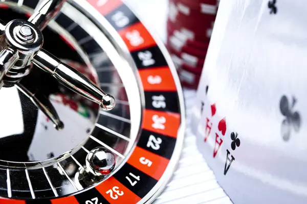 Roulette et jetons dans Casino — Photo