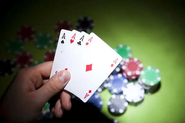 Играть в казино — стоковое фото