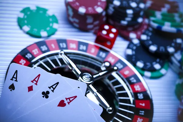 Roulette och chips i casino — Stockfoto