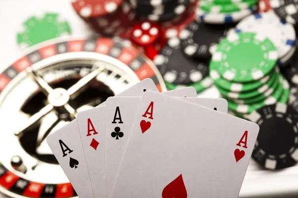 Roulette och chips i casino — Stockfoto