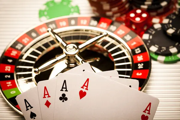 Ruletka i żetony w kasynie — Zdjęcie stockowe
