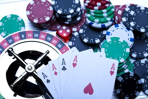 Casino - rulet ve cips — Stok fotoğraf