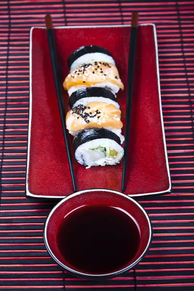 Tradiční japonské jídlo, sushi — Stock fotografie