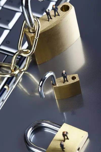 กุญแจและคอมพิวเตอร์โน๊ตบุ๊ค — ภาพถ่ายสต็อก