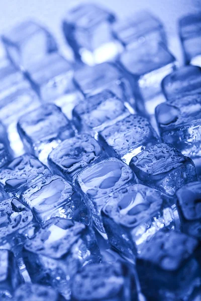 Cubos de hielo azul y brillante — Foto de Stock
