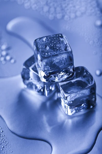 Лед и куб — стоковое фото