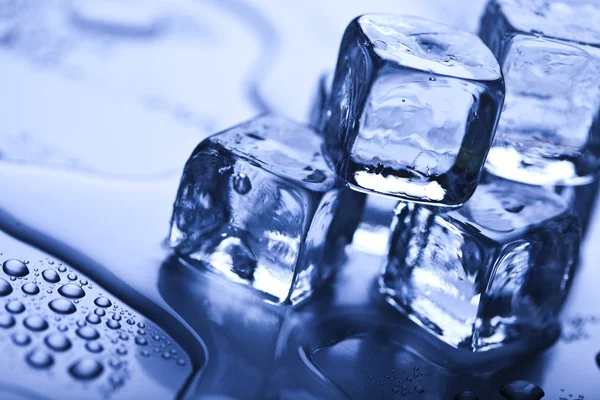 Блакитні і блискучі кубики льоду — стокове фото