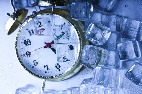 Klasycznego zegara między kostkami lodu — Zdjęcie stockowe
