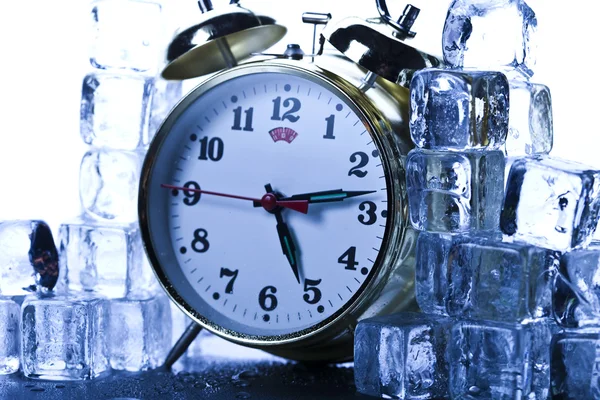 Relógio clássico entre cubos de gelo — Fotografia de Stock