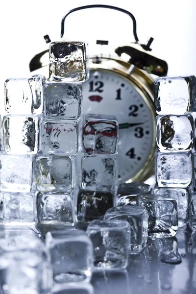 Reloj clásico entre cubos de hielo —  Fotos de Stock