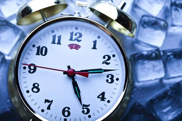 Cubos de hielo y reloj despertador —  Fotos de Stock