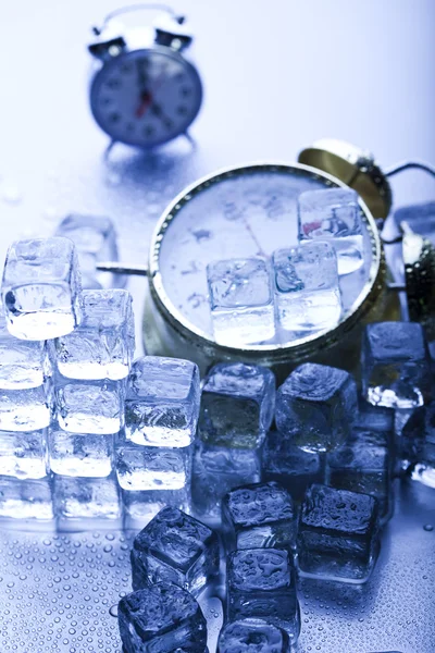 Colck alarm wśród kostki lodu — Zdjęcie stockowe