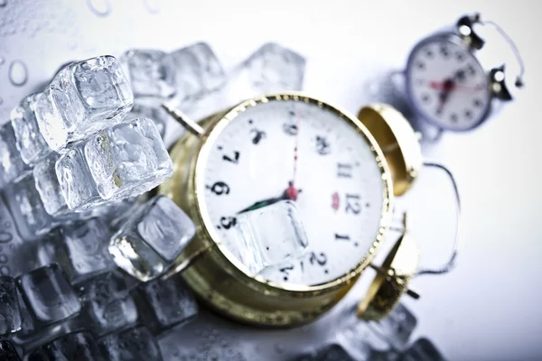 Colck de alarma entre cubos de hielo —  Fotos de Stock