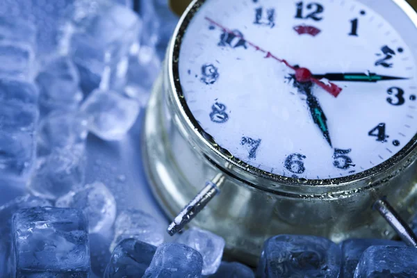 Tijd, ijs en klok — Stockfoto