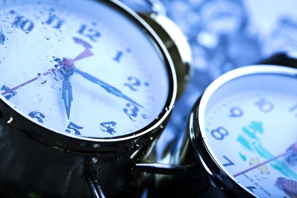 Zaman, buz ve masa saati — Stok fotoğraf