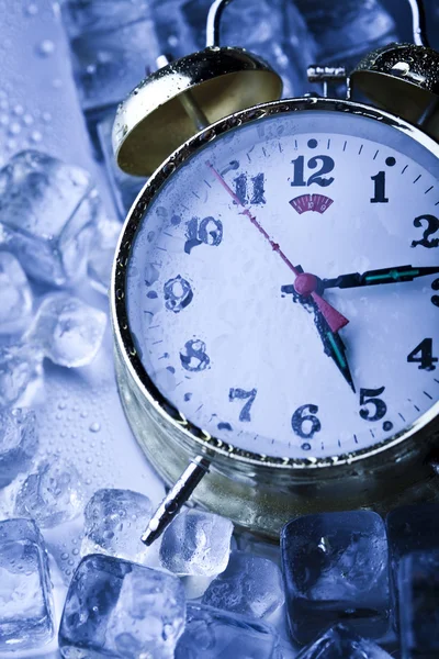 Reloj y cubitos de hielo —  Fotos de Stock
