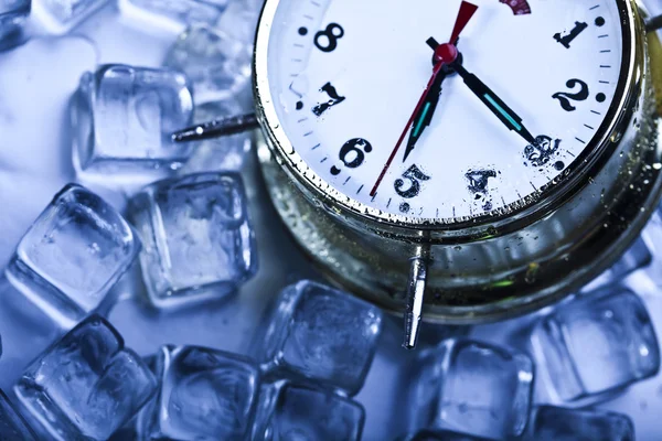 Cubos de hielo y reloj despertador —  Fotos de Stock