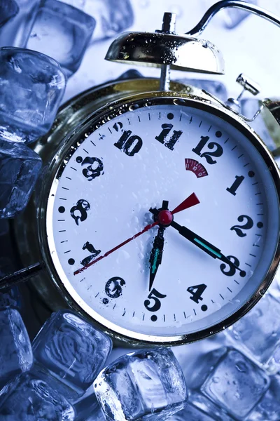 Reloj y cubitos de hielo —  Fotos de Stock