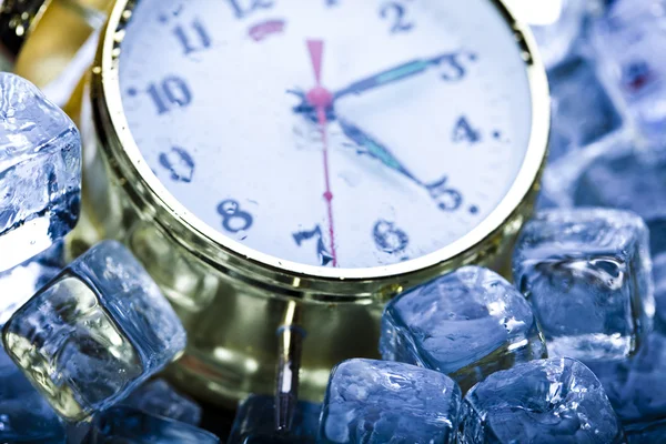 Zamanı geldi - çalar saat ve buz — Stok fotoğraf