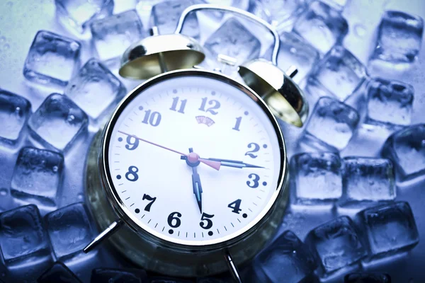 Cubos de gelo e relógio de alarme — Fotografia de Stock