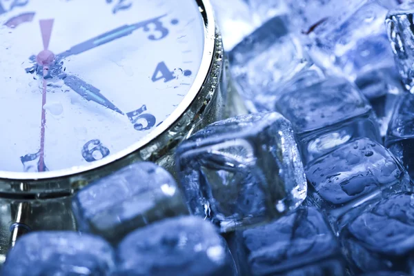 Cubos de relógio e gelo — Fotografia de Stock