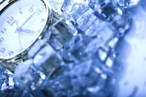 Clock and Ice cubes — Stock Photo, Image