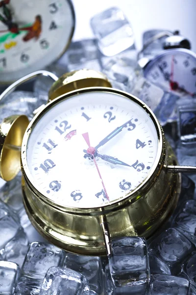 The time has come - alarm clock and ice — Stock Photo, Image