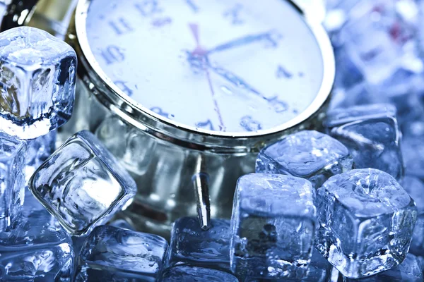 Zamanı geldi - çalar saat ve buz — Stok fotoğraf
