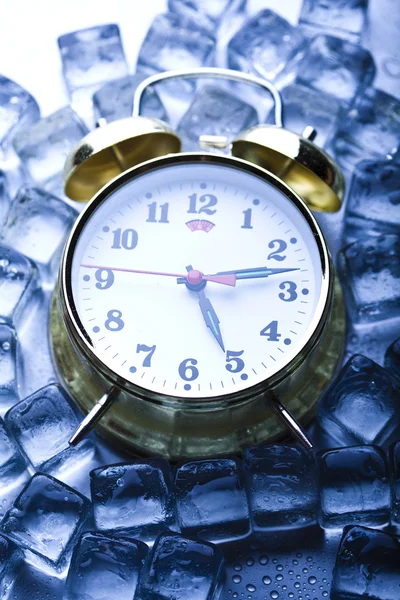 Mañana fría & Reloj —  Fotos de Stock