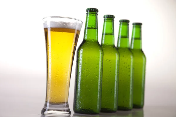 Склянка пива на білому фоні — стокове фото