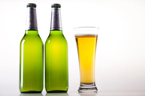पांढरा पार्श्वभूमीवर बिअरचे ग्लास — स्टॉक फोटो, इमेज