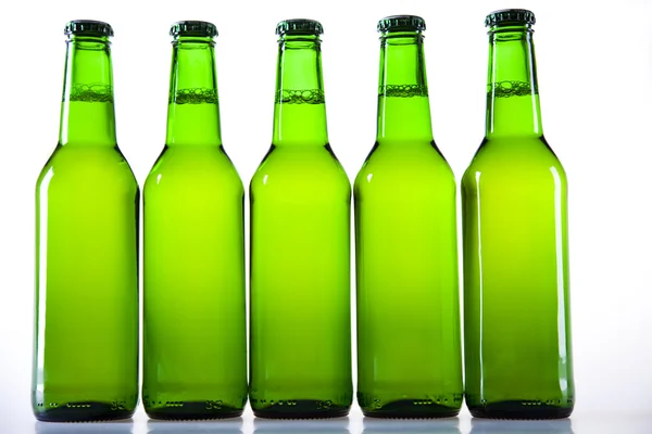 Bierflaschen vor weißem Hintergrund — Stockfoto