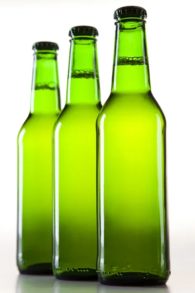 Flaskor öl mot vit bakgrund — Stockfoto