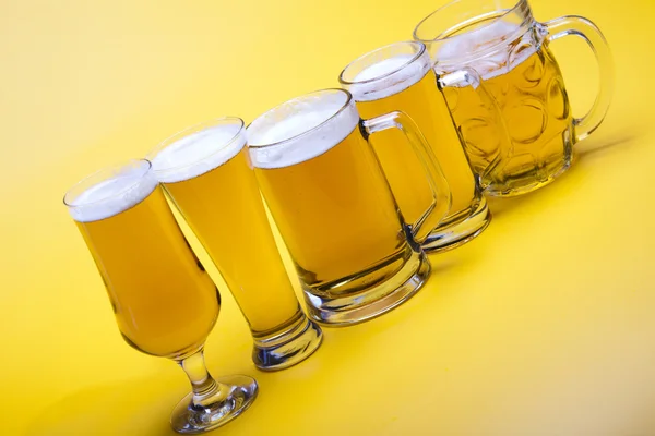 Verre à bière avec fond jaune — Photo