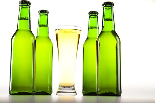 Garrafa de cerveja e vidro — Fotografia de Stock