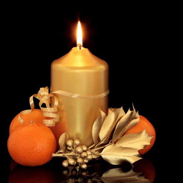 Vánoční svíčka, holly a ovoce — Stock fotografie