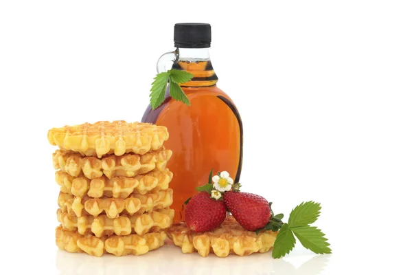 Strawberry Waffles and Maple Syrup — Stock Photo, Image