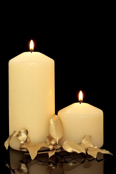 Boże Narodzenie świece, holly i bluszcz — Zdjęcie stockowe