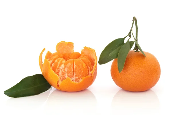 Fruta de mandarina con ramita de hoja —  Fotos de Stock
