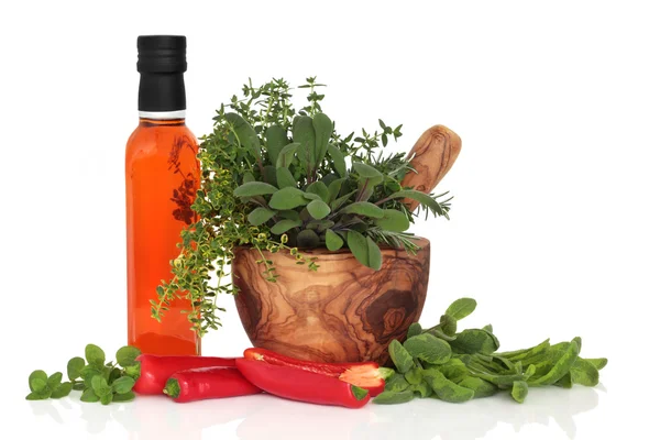 Chilli, olej a bylinkové listy — Stock fotografie