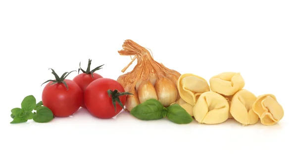 Tortellini, Kräuter, Knoblauch und Tomaten — Stockfoto