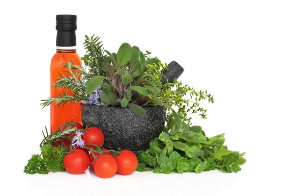 Óleo de pimenta, folhas de ervas e tomates — Fotografia de Stock