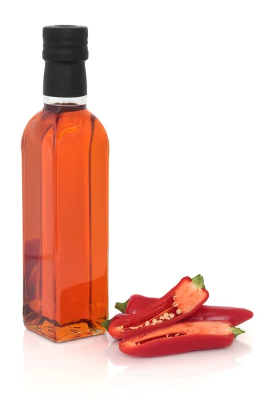 Rotes Chiliolivenöl und Chilischoten — Stockfoto