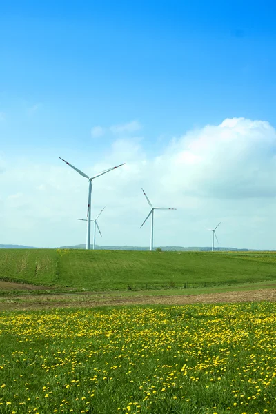 Turbinas eólicas, céu azul e prado verde — Fotografia de Stock