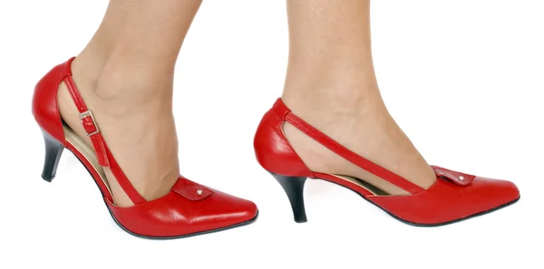 Slanke benen en rode schoenen — Stockfoto