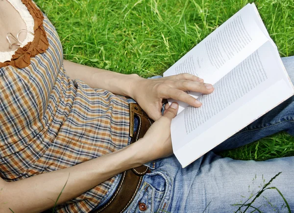 Jonge vrouw lezen van een roman — Stockfoto