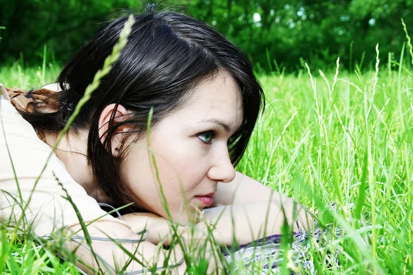 젊은 여자는 잔디에 누워 — 스톡 사진