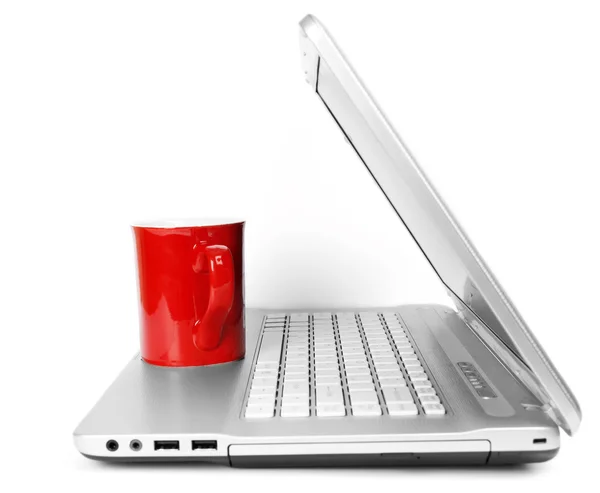 Bir dizüstü bilgisayarda kahve — Stok fotoğraf