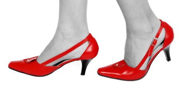 Patas delgadas y zapatos rojos —  Fotos de Stock