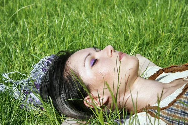 草の上に横たわって若い女性 — ストック写真